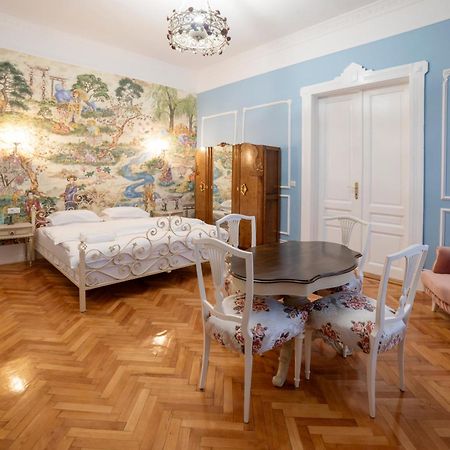 Aesthetic Pleasure - Central Downtown Apartments Nagyvárad Kültér fotó